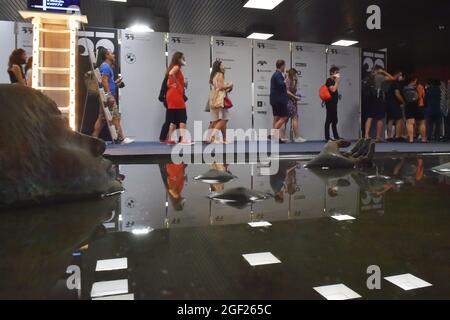 Karlsbad, Tschechische Republik. August 2021. Die Besucher besuchen am 21. August 2021 das 55. Internationale Filmfestival Karlovy Vary (KVIFF) in Karlsbad, Tschechien. Kredit: Slawomir Kubes/CTK Foto/Alamy Live Nachrichten Stockfoto