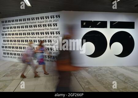 Karlsbad, Tschechische Republik. August 2021. Die Besucher besuchen am 21. August 2021 das 55. Internationale Filmfestival Karlovy Vary (KVIFF) in Karlsbad, Tschechien. Kredit: Slawomir Kubes/CTK Foto/Alamy Live Nachrichten Stockfoto