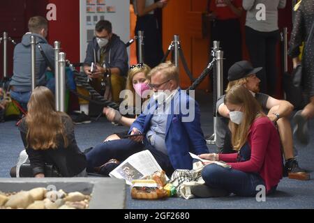 Karlsbad, Tschechische Republik. August 2021. Die Besucher besuchen am 21. August 2021 das 55. Internationale Filmfestival Karlovy Vary (KVIFF) in Karlsbad, Tschechien. Kredit: Slawomir Kubes/CTK Foto/Alamy Live Nachrichten Stockfoto