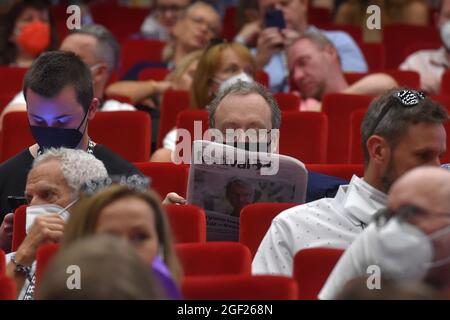 Karlsbad, Tschechische Republik. August 2021. Die Besucher besuchen am 21. August 2021 das 55. Internationale Filmfestival Karlovy Vary (KVIFF) in Karlsbad, Tschechien. Kredit: Slawomir Kubes/CTK Foto/Alamy Live Nachrichten Stockfoto