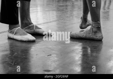 Nahaufnahmen von Ballettschuhen, die von Tänzern in einer Probenhalle in Sankt Petersburg, Russland, verwendet werden Stockfoto