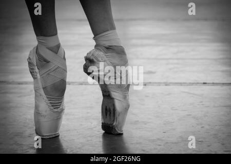 Nahaufnahmen von Ballettschuhen, die von Tänzern in einer Probenhalle in Sankt Petersburg, Russland, verwendet werden Stockfoto