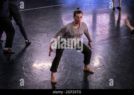 Der männliche Balletttänzer übt für eine Aufführung in einer Probenhalle in Sankt Petersburg, Russland Stockfoto