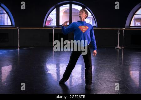 Der männliche Balletttänzer übt für eine Aufführung in einer Probenhalle in Sankt Petersburg, Russland Stockfoto