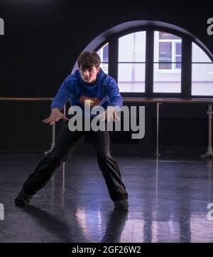 Der männliche Balletttänzer übt für eine Aufführung in einer Probenhalle in Sankt Petersburg, Russland Stockfoto