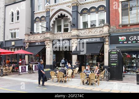 High St. Arcade Eingang, Pub, St. Mary Street (High Street), Cardiff City, South Wales, Großbritannien, 2021 Stockfoto