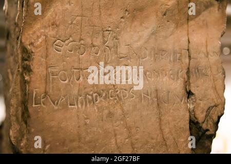 Denkmal mit Levelinus Inschrift stand einst auf Tir yr abad (das Abbotts Land) Pentrefoelas, Nordwales, 13. Jahrhundert Stockfoto