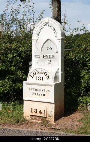 Tythegston Parish Mile Marker nach London, Bridgend und Pyle, Sain Ffagan (St. Fagans) National Museum of History, Cardiff, Wales Stockfoto