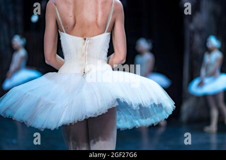 Ballerina wartet backstage auf den passenden Hinweis für ihren Auftritt in einer Performance von Swan Lake in Sankt Petersburg, Russland Stockfoto