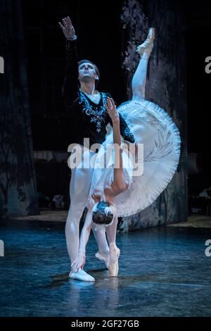 Pas de deux mit den beiden wichtigsten Balletttänzern in einer Produktion von Schwanensee in Sankt Petersburg, Russland Stockfoto