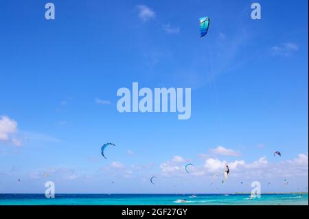 Kitesurfen und Springen in der Luft in Bonaire, niederländische Karibik. Stockfoto