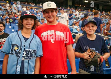 St. Petersburg, Florida. USA; Junge Fans, die während eines Baseballspiels der Major League zwischen den Tampa Bay Rays und den Chicago auf einen Baseballball oder ein Autogramm hoffen Stockfoto