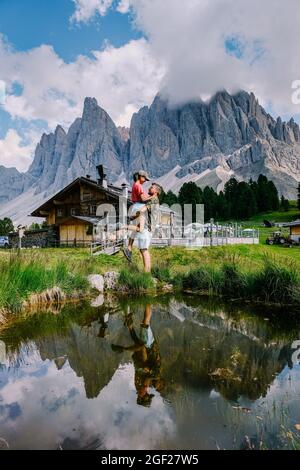 Paar im Urlaub in den italienischen Dolomiten, Blick auf den Geisler, Dolomiten Val Di Funes Zanser Alm. Italien Stockfoto