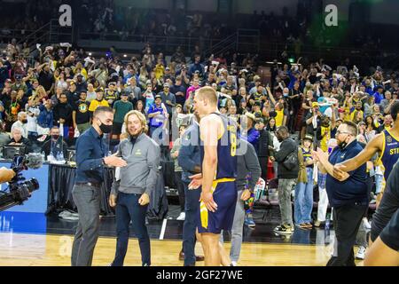 Edmonton, Kanada. August 2021. Edmonton Stingers feiern ihren Meisterschaftssieg nach dem Canadian Elite Basketball Season Final zwischen den Edmonton Stingers und den Niagara River Lions im Edmonton Expo Center. Die Edmonton Stingers holen sich ihre zweite CEBL-Meisterschaft in Folge. Kredit: SOPA Images Limited/Alamy Live Nachrichten Stockfoto