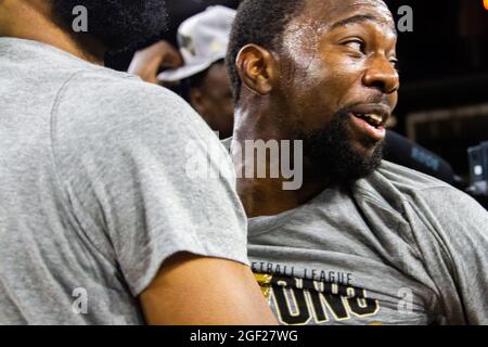 Edmonton, Kanada. August 2021. Jahmal Jones feiert den Meisterschaftssieg mit ihren Fans nach dem Canadian Elite Basketball Season Final zwischen den Edmonton Stingers und den Niagara River Lions im Edmonton Expo Center. Die Edmonton Stingers holen sich ihre zweite CEBL-Meisterschaft in Folge. Kredit: SOPA Images Limited/Alamy Live Nachrichten Stockfoto