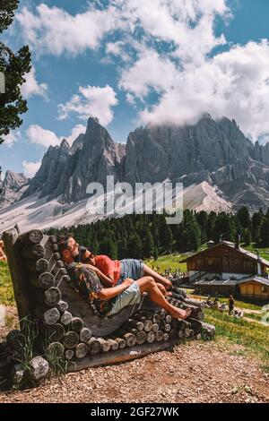 Paar im Urlaub in den italienischen Dolomiten, Blick auf den Geisler, Dolomiten Val Di Funes Zanser Alm. Italien Stockfoto