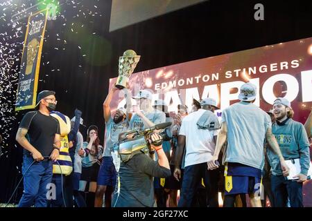 Edmonton, Kanada. August 2021. Edmonton Stingers feiern ihren Meisterschaftssieg nach dem Canadian Elite Basketball Season Final zwischen den Edmonton Stingers und den Niagara River Lions im Edmonton Expo Center. Die Edmonton Stingers holen sich ihre zweite CEBL-Meisterschaft in Folge. Kredit: SOPA Images Limited/Alamy Live Nachrichten Stockfoto