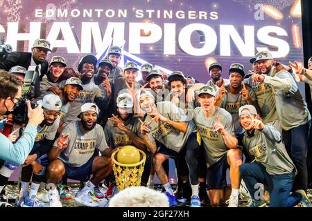 Edmonton, Kanada. August 2021. Edmonton Stingers posieren mit dem Champions Cup nach dem Canadian Elite Basketball-Saisonfinale zwischen den Edmonton Stingers und den Niagara River Lions im Edmonton Expo Center. Die Edmonton Stingers holen sich ihre zweite CEBL-Meisterschaft in Folge. Kredit: SOPA Images Limited/Alamy Live Nachrichten Stockfoto