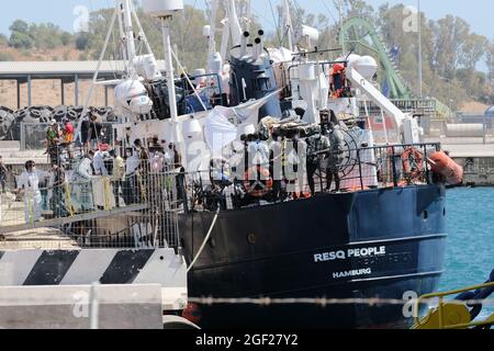 166 Migranten, die vom ResQ-Volks-Schiff gerettet wurden, landen in Augusta Stockfoto