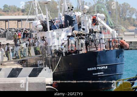 166 Migranten, die vom ResQ-Volks-Schiff gerettet wurden, landen in Augusta Stockfoto