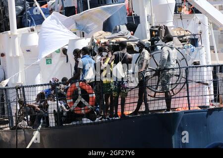 166 Migranten, die vom ResQ-Volks-Schiff gerettet wurden, landen in Augusta Stockfoto