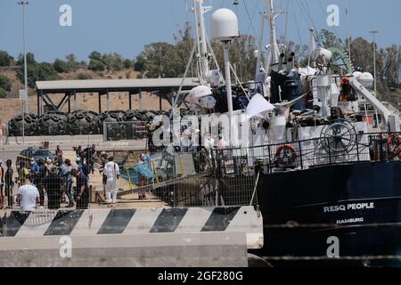 166 Migranten, die vom ResQ-Volks-Schiff gerettet wurden, landen in Augusta Stockfoto