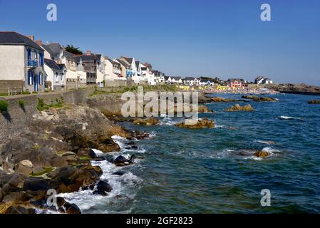 Felsküste und Strand von Saint Michel im Hintergrund bei Batz-sur-Mer, einer Gemeinde im Département Loire-Atlantique in Westfrankreich. Stockfoto