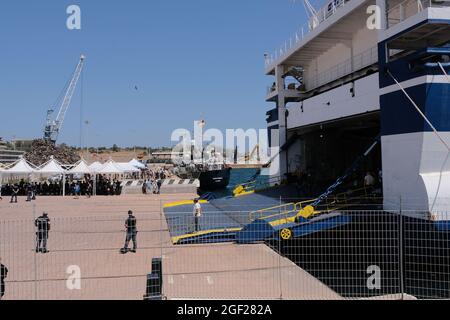 166 Migranten, die vom ResQ-Volks-Schiff gerettet wurden, landen in Augusta Stockfoto