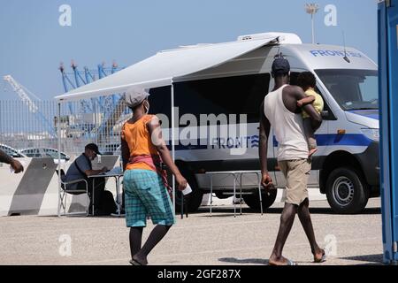 166 Migranten, die vom ResQ-Volks-Schiff gerettet wurden, landen in Augusta Stockfoto