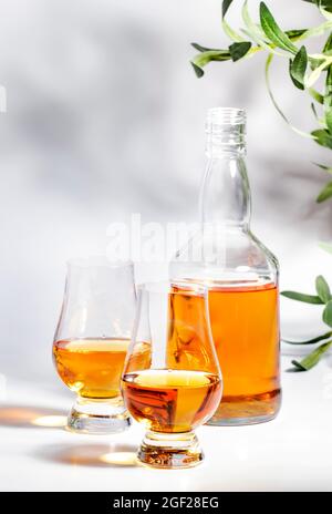 Scotch Whiskey in Spezialgläsern und Flasche, weißer Hintergrund mit negativem Raum Stockfoto