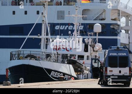 166 Migranten, die vom ResQ-Volks-Schiff gerettet wurden, landen in Augusta Stockfoto