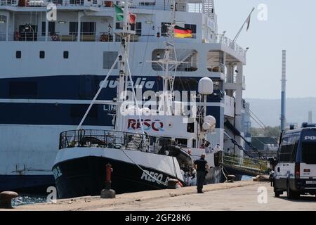 166 Migranten, die vom ResQ-Volks-Schiff gerettet wurden, landen in Augusta Stockfoto