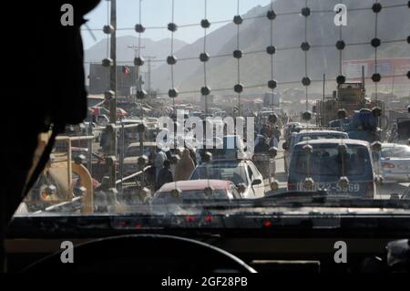 Ein Fahrzeug der Firma C, 2. Bataillon, 30. Infanterie-Regiment, Mine Resistant Ambush Protected durchfährt Torkham, Afghanistan, mit dem Rest seines Konvois zur afghanischen Grenzpolizei, die sich an der pakistanischen Grenze befindet, am 19. November 2013. Die Soldaten gingen, um die Operationen an der Grenze zu überprüfen und zu sehen, welche Maßnahmen die ABP ergreift, um sie zu sichern. Die ABP sichert die Torkham-Grenze, eine wichtige Versorgungsroute für NATO-Truppen, die in Afghanistan operieren, um zu verhindern, dass die Feinde Afghanistans die Grenze überschreiten und die Versorgungskanäle unterbrechen. (USA Army Photo von Sgt. Eric Provost, Aufgabe F Stockfoto