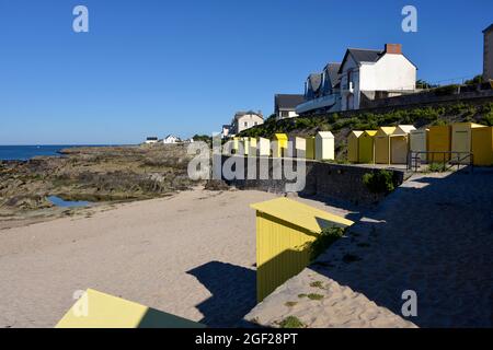 Der Strand von Saint Michel mit seinen gelben Strandhütten von Batz-sur-Mer, einer Gemeinde im Département Loire-Atlantique in Westfrankreich. Stockfoto