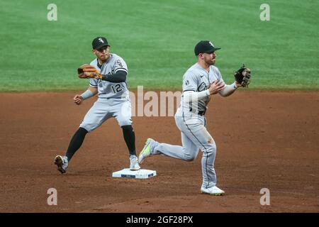 St. Petersburg, Florida. USA; Chicago White Sox Zweiter Baseman Danny Mendick (20) Felder einen Bodenball und wirft auf die erste Basis, während zweiter Baseman Cesar Stockfoto