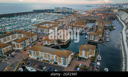 Luftaufnahme des Hafens und der Häuser, Brighton und Hove, Großbritannien. Stockfoto