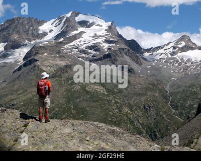 Wanderer mit Rucskack bewundern den Gipfel des Gran Paradiso im oberen Valsavaranche im Aostatal, Italien Stockfoto