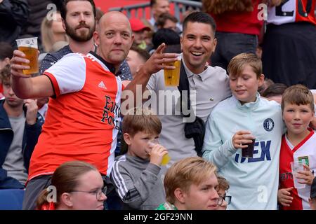 ROTTERDAM, NIEDERLANDE - 22. AUGUST: Unterstützer Feyenoord während des niederländischen Eredivisie-Spiels zwischen Feyenoord und Schieß los. Eagles am 22. August 2021 in Rotterdam, Niederlande (Foto von Dennis Bresser/Orange Picles) Stockfoto