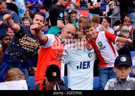 ROTTERDAM, NIEDERLANDE - 22. AUGUST: Unterstützer Feyenoord während des niederländischen Eredivisie-Spiels zwischen Feyenoord und Schieß los. Eagles am 22. August 2021 in Rotterdam, Niederlande (Foto von Dennis Bresser/Orange Picles) Stockfoto