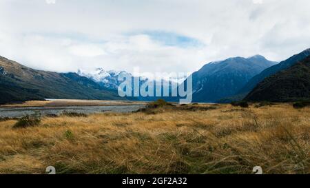 Panoramablick auf das obere Waimakariri Valley und den geflochtenen Waimakariri River im Arthur’s Pass National Park, Canterbury, South Island. Stockfoto