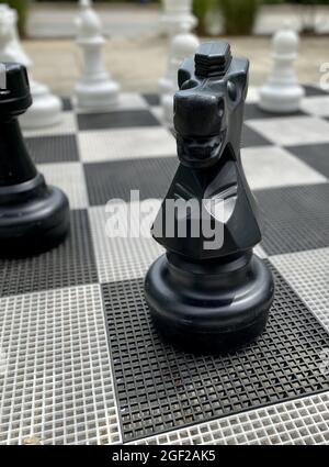 High-Angle-Aufnahme eines riesigen Schachspiels im Freien Stockfoto