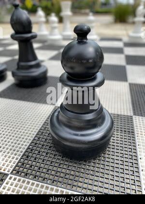 High-Angle-Aufnahme eines riesigen Schachspiels im Freien Stockfoto