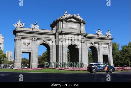 Der Kreisverkehr Puerta de Alcala im Zentrum von Madrid, Spanien, neben dem Eingang zum Retiro-Park, der zum UNESCO-Weltkulturerbe erklärt wurde Stockfoto