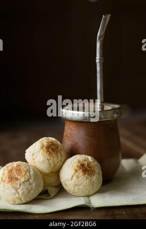 Vertikale Aufnahme von Yerba Mate und Chipakäsebrot auf dem Tisch Stockfoto