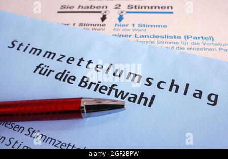 Köln, Deutschland. August 2021. Auf einem Tisch liegen ein Stimmzettel und ein Briefumschlag für die Briefwahl. Die Zustellung der Wahlzettel hat begonnen. Die Bundestagswahl 2021 findet am 26. September statt. Quelle: Oliver Berg/dpa/Alamy Live News Stockfoto