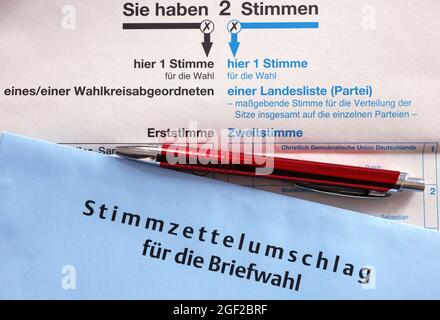 Köln, Deutschland. August 2021. Auf einem Tisch liegen ein Stimmzettel und ein Briefumschlag für die Briefwahl. Die Zustellung der Wahlzettel hat begonnen. Die Bundestagswahl 2021 findet am 26. September statt. Quelle: Oliver Berg/dpa/Alamy Live News Stockfoto