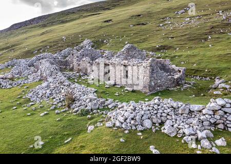 Verlassenes Dorf an einem Hafen zwischen Ardara und Glencolumbkille in der Grafschaft Donegal - Irland Stockfoto