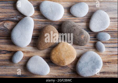 Schöne Zen-Komposition mit Steinen auf schäbigen Holzhintergrund Stockfoto