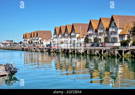 Kanal des Hafens von Courseulles sur Mer im Département Calvados in der Region Basse-Normandie in Nordfrankreich Stockfoto