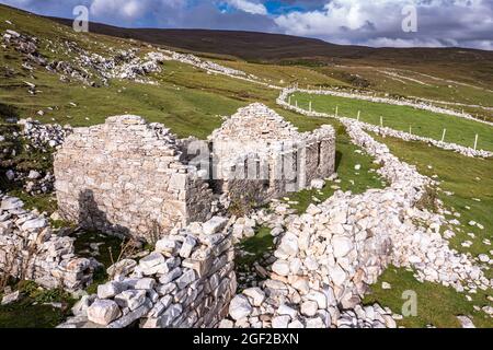 Verlassenes Dorf an einem Hafen zwischen Ardara und Glencolumbkille in der Grafschaft Donegal - Irland Stockfoto